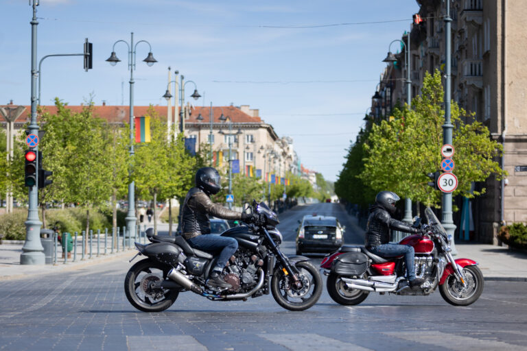 Motocykliści na drodze.