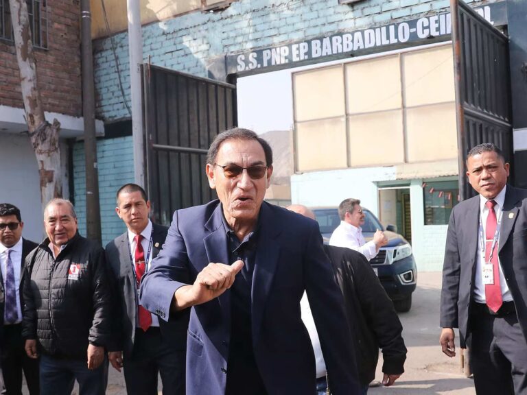 Martín Vizcarra (na pierwszym planie).