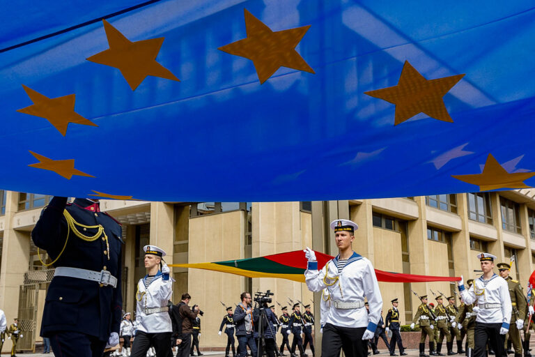 Pod flagą UE żołnierze Litwy niosą flagę Litwy.