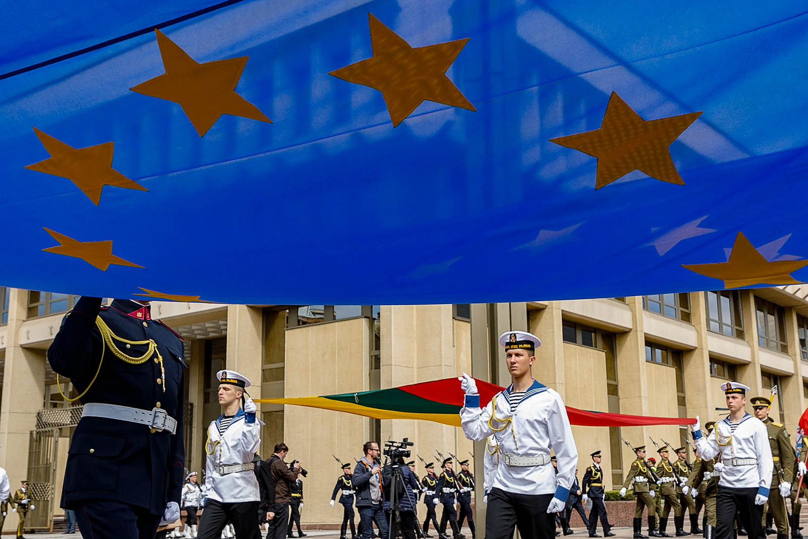 Pod flagą UE żołnierze Litwy niosą flagę Litwy.