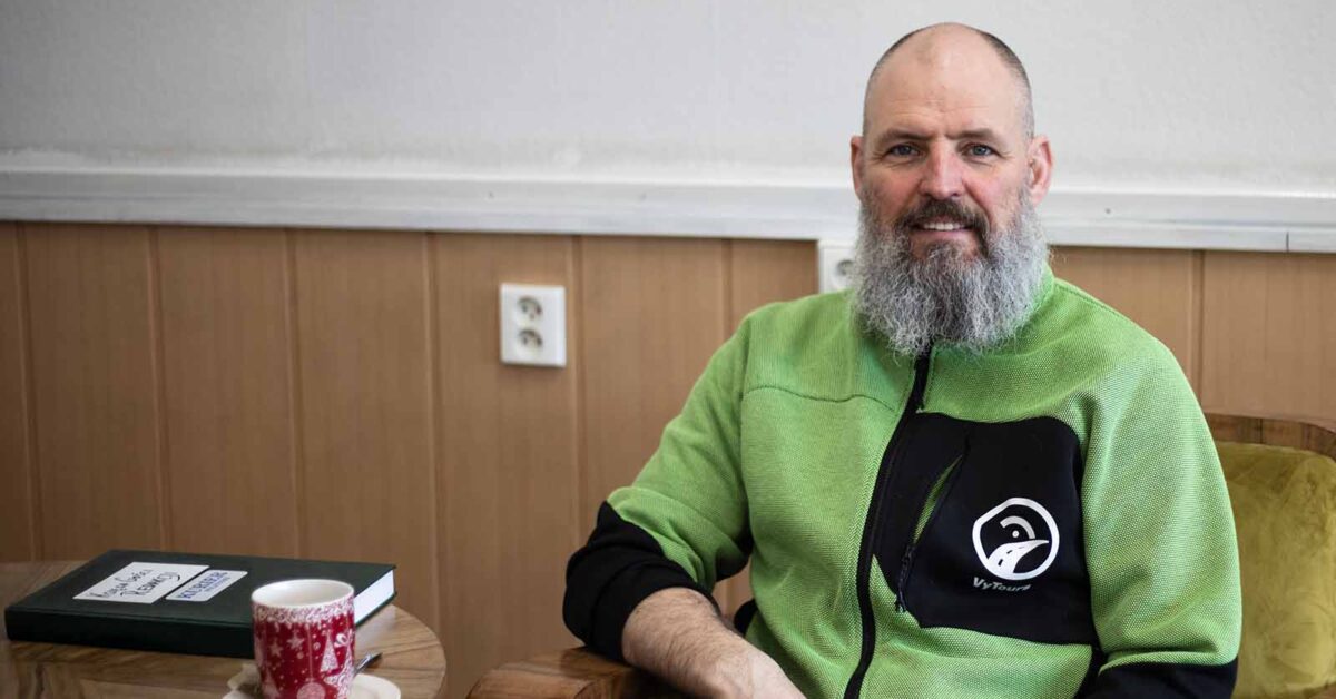 Wyślij filmik kota na 100-lecie Konwickiego! Wyjątkowy gość w redakcji „Kuriera Wileńskiego”