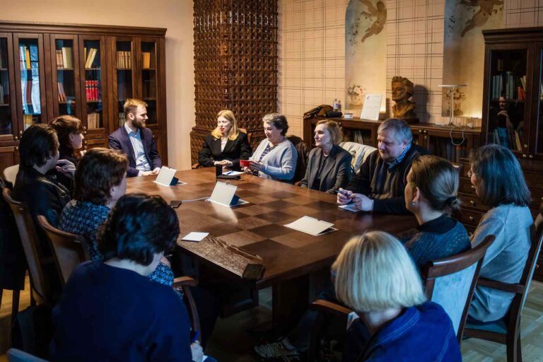 Spotkania klubowiczów odbywają się w Bibliotece im. Adama Mickiewicza.