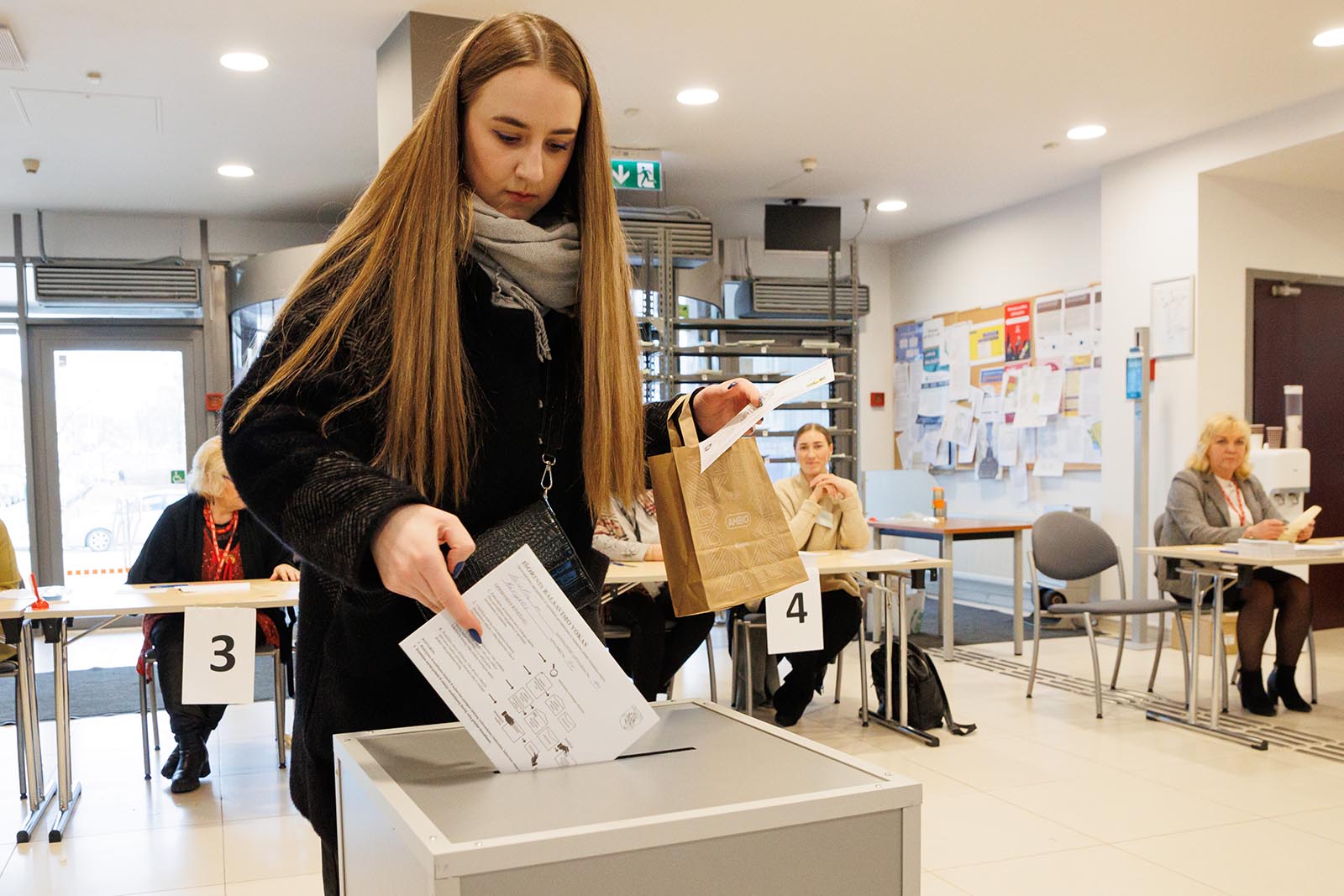 Młoda kobieta głosuje.