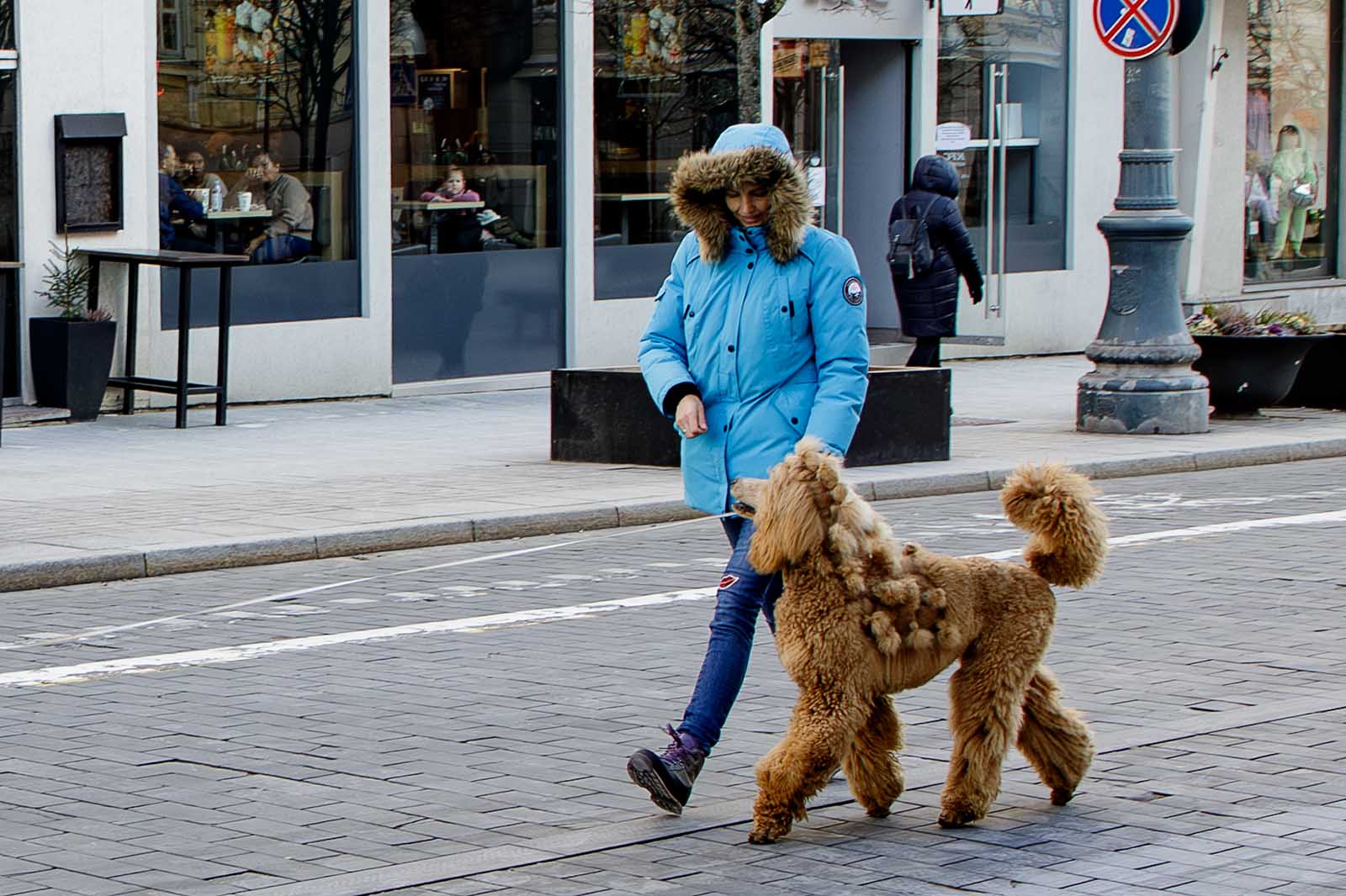 Kobieta z psem na ulicy.