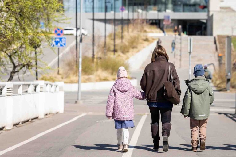 Kobieta z dziećmi na ulicy.