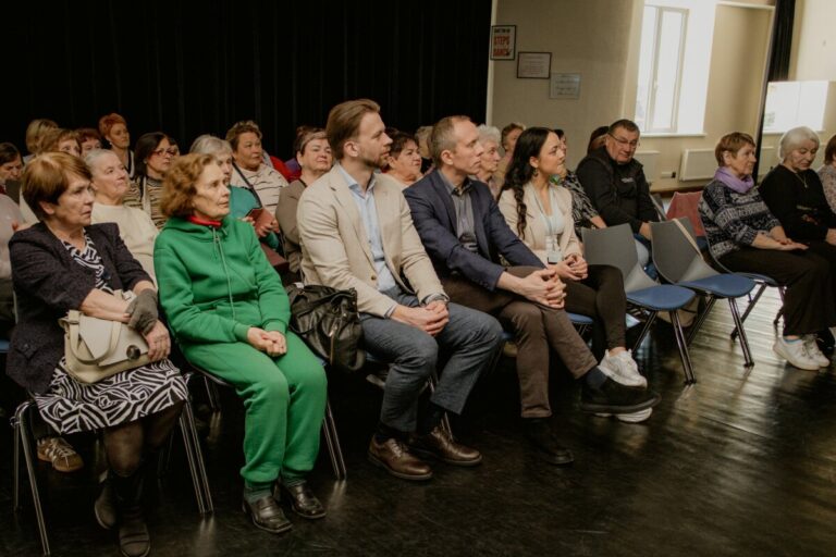 Przedstawiciele samorządu oraz seniorzy podczas jednego ze spotkań edukacyjnych.