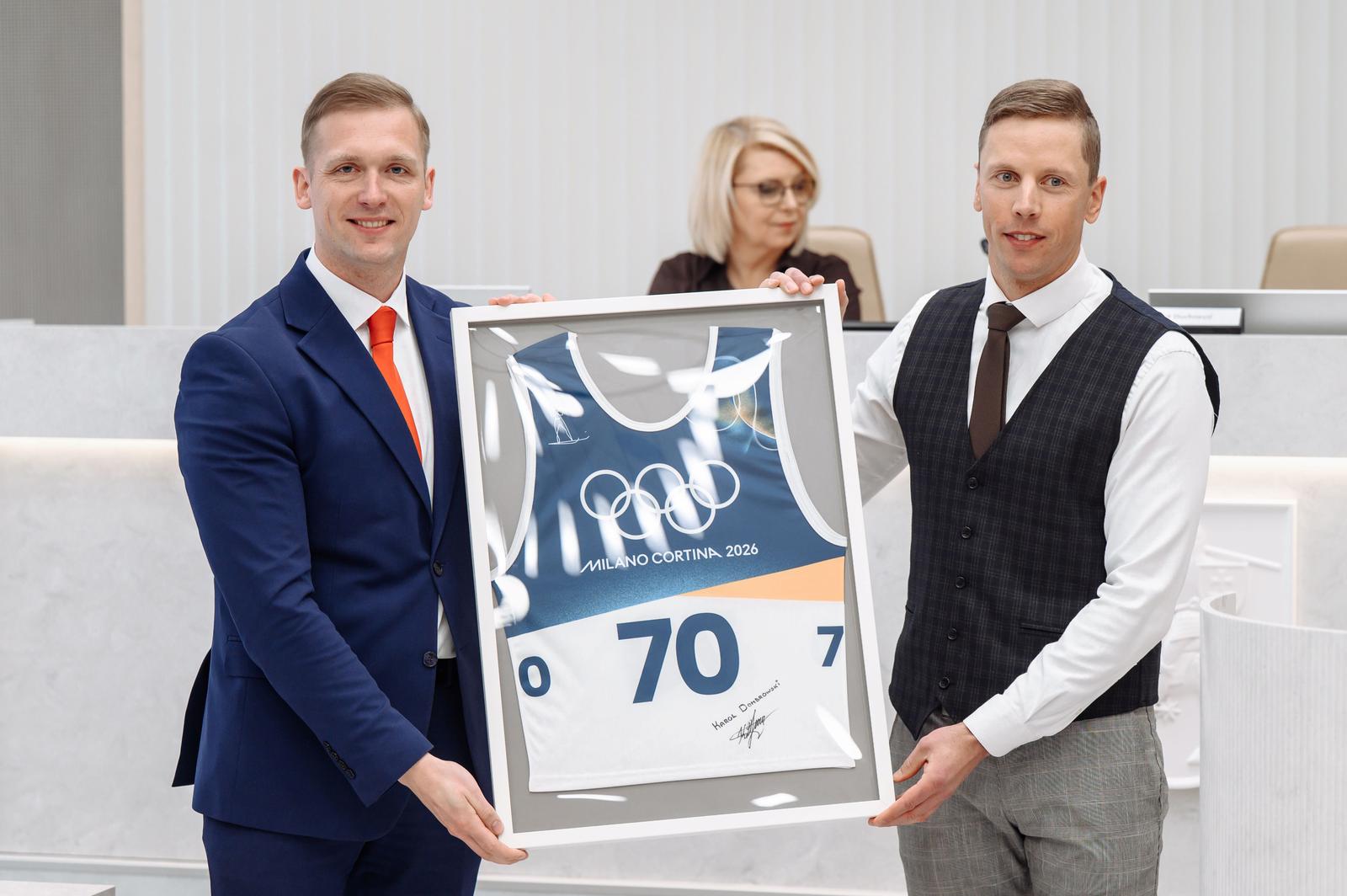Karol Dąbrowski przekazuje merowi Robertowi Duchniewiczowi pamiątkową koszulkę olimpijską.