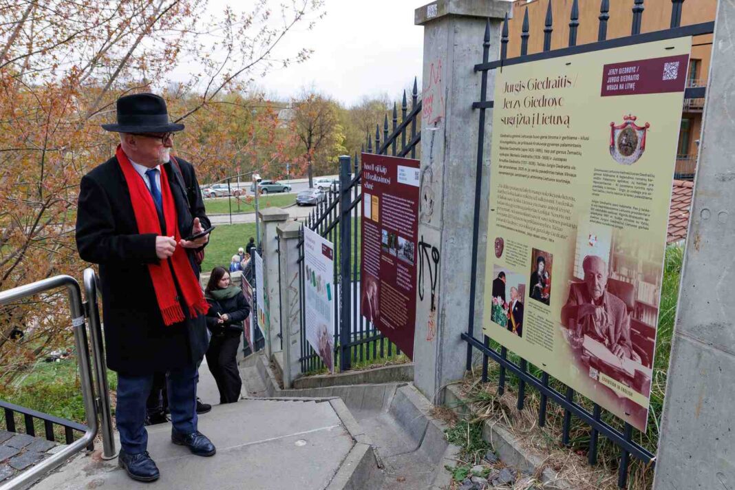 Planszowa ekspozycja jest zaprezentowana na skwerze im. Jerzego Giedroycia (przy ul. Bokšto 14A).