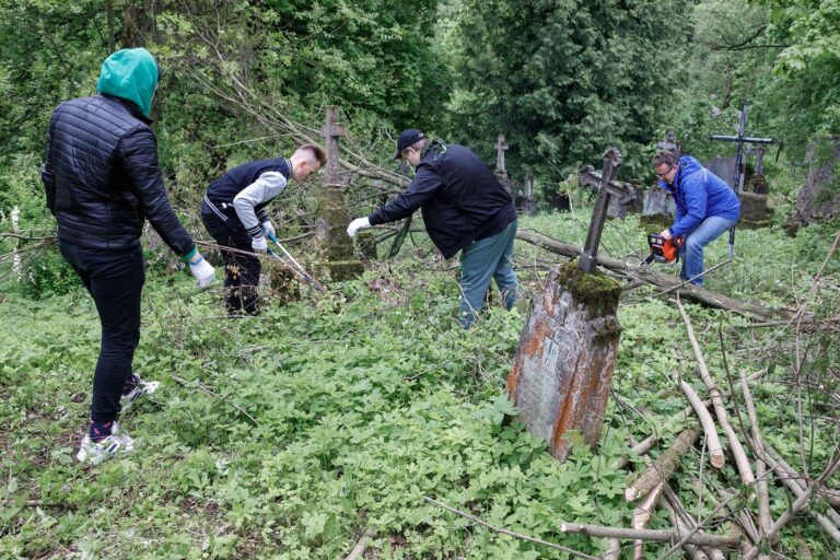 Sprzątanie cmentarza.