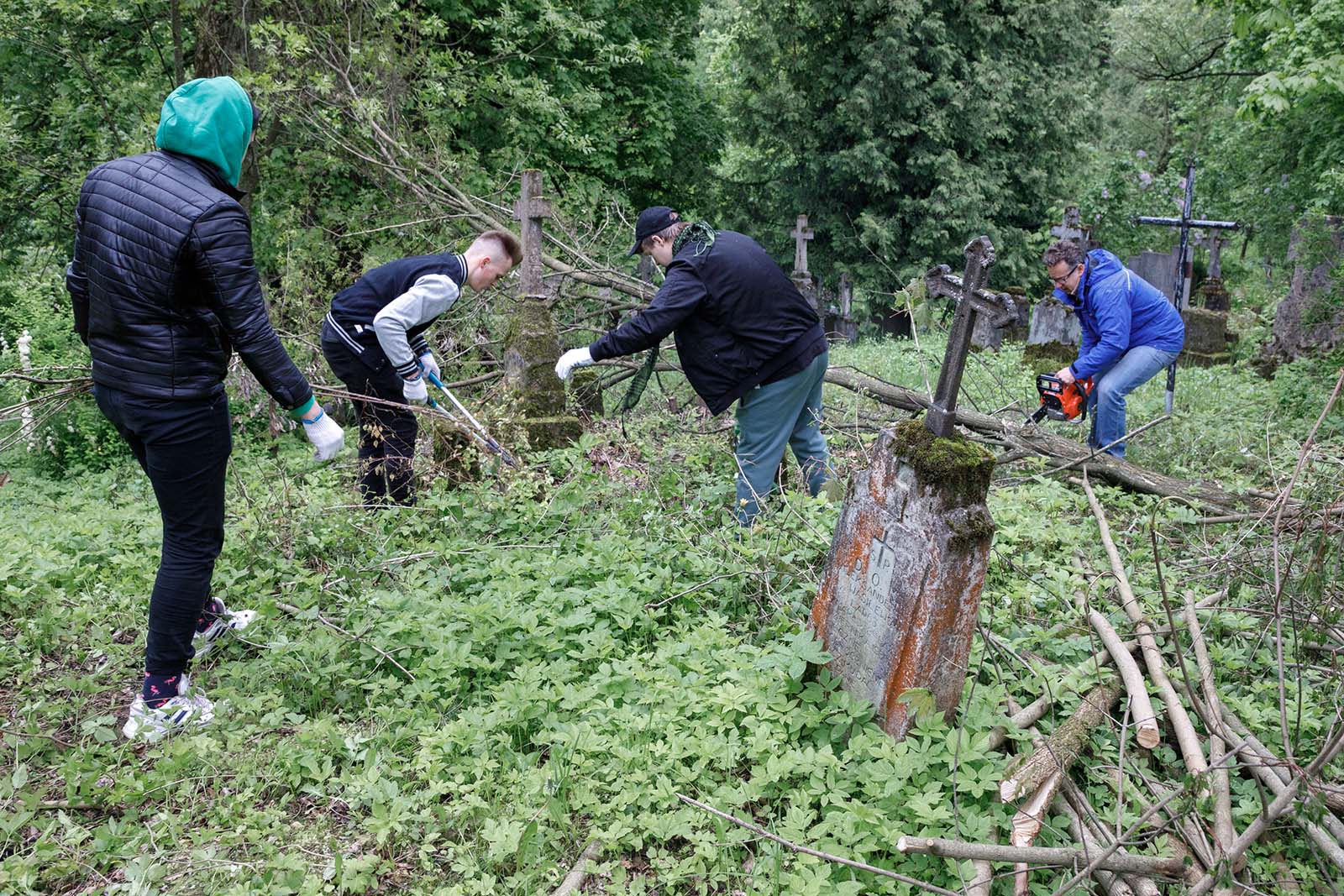 Sprzątanie cmentarza.