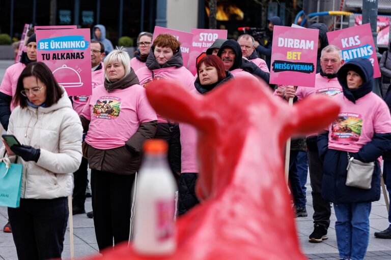 Akcja rozdawania mleka jest desperackim sposobem zwrócenia uwagi na coraz trudniejszą sytuację.