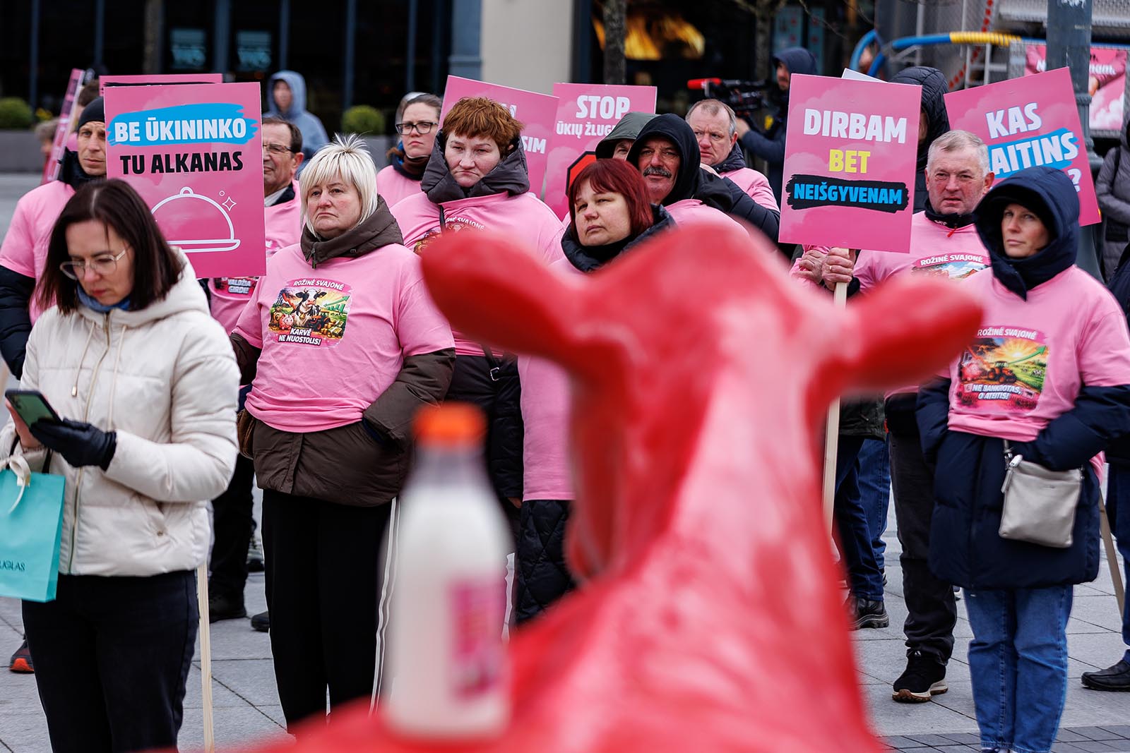 WYDA-mleczarze-2026-04-14 Akcja rozdawania mleka jest desperackim sposobem zwrócenia uwagi na coraz trudniejszą sytuację.