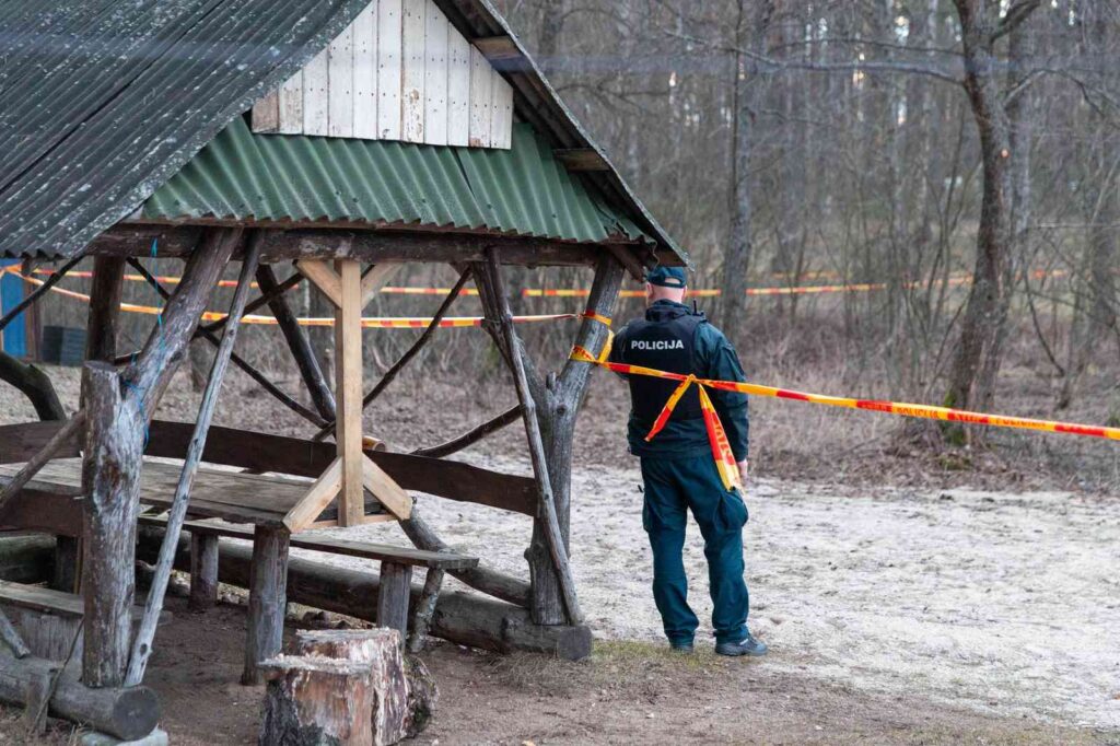 Policjant w lesie.