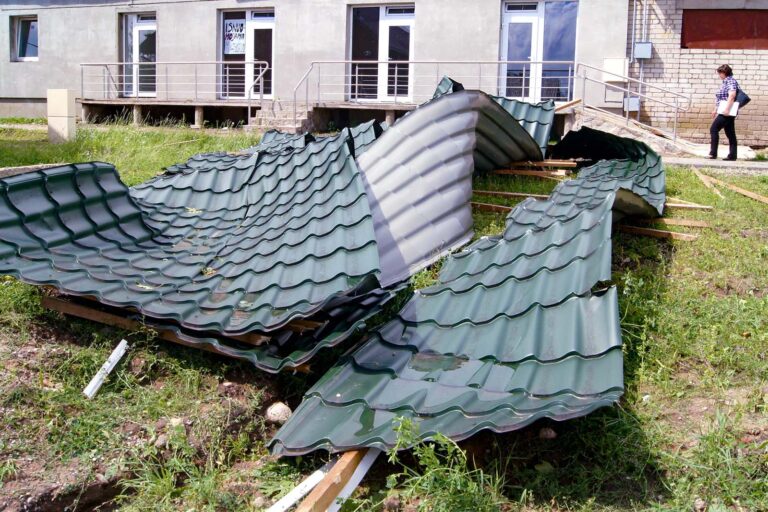 Zniesiony przez wichury dach.