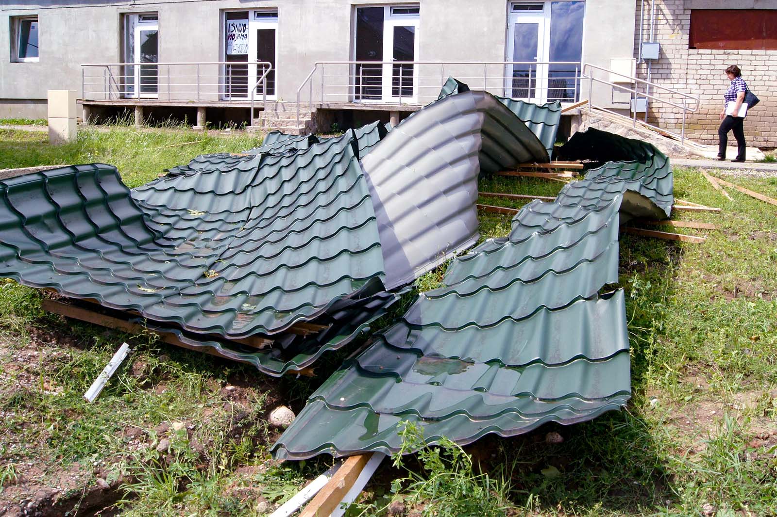 Zniesiony przez wichury dach.