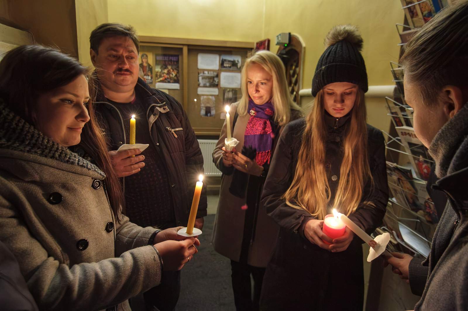 Nastolatki ze świecami.
