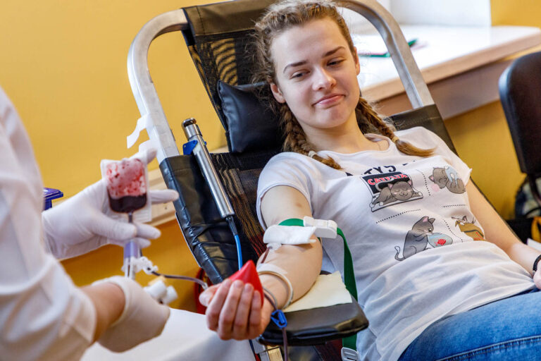 Nastolatka oddaje krew.