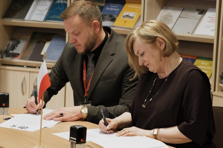 Instytut Języka Litewskiego w Wilnie podpisał umowę o współpracy z Instytutem Slawistyki Polskiej Akademii Nauk w Warszawie.