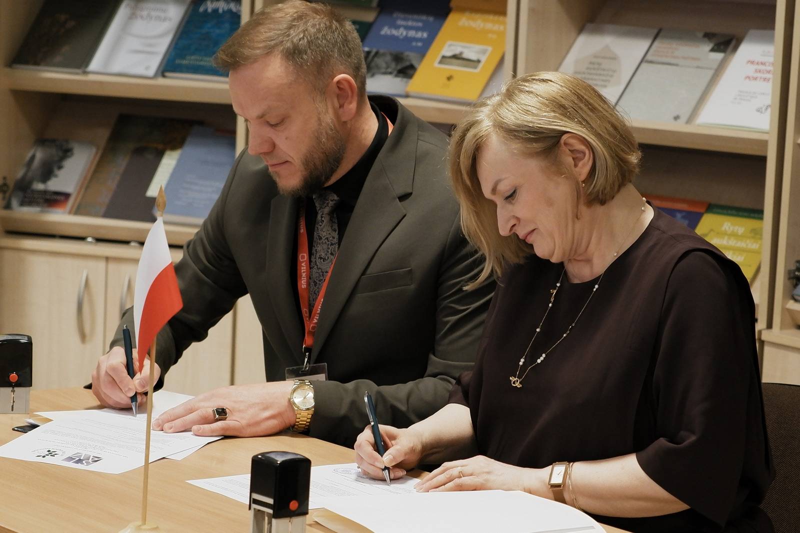 Instytut Języka Litewskiego w Wilnie podpisał umowę o współpracy z Instytutem Slawistyki Polskiej Akademii Nauk w Warszawie.