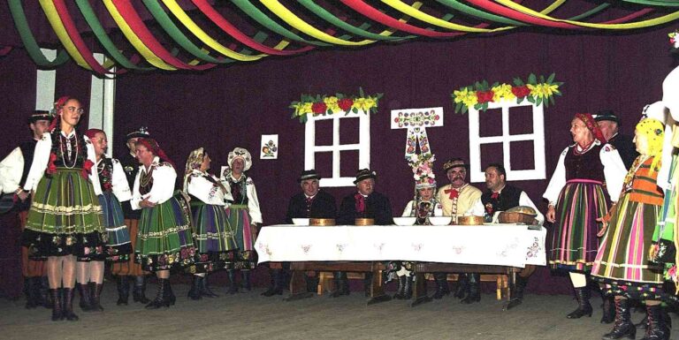 Wesele łowickie należy do najbardziej widowiskowych i bogatych obrzędów ludowych w Polsce.