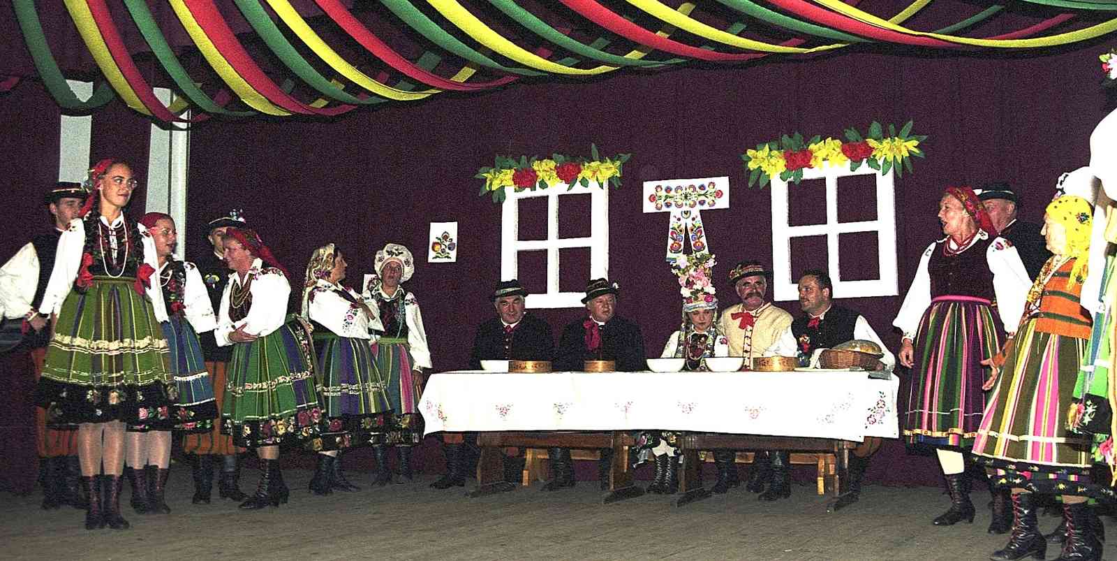 Wesele łowickie należy do najbardziej widowiskowych i bogatych obrzędów ludowych w Polsce.