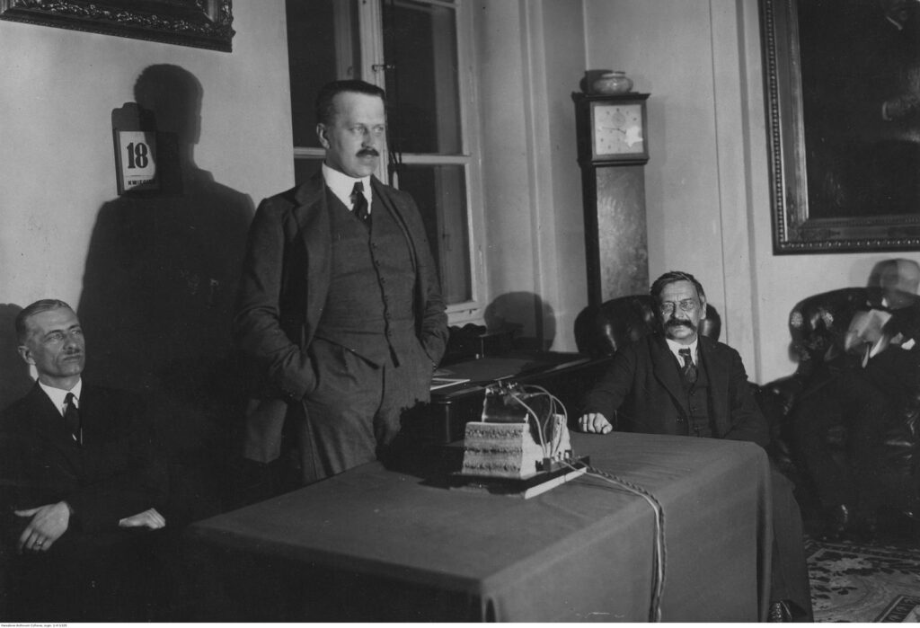 Rozgłośnia Polskiego Radia w Warszawie, uroczyste otwarcie 18 kwietnia 1926 r. Przemawia premier Aleksander Skrzyński, obok siedzą minister Stanisław Grabski (z prawej) i minister Władysław Raczkiewicz.