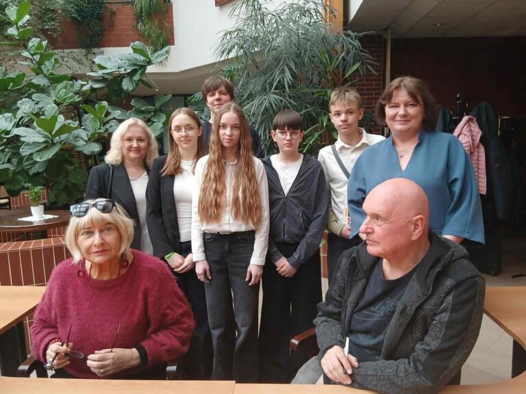 Ważnym wydarzeniem każdej olimpiady jest możliwość spotkania z nieprzeciętnymi osobami, pisarzami, poetami. Tym razem gośćmi specjalnymi byli Cezary Harasimowicz i Elżbieta Ficowska.