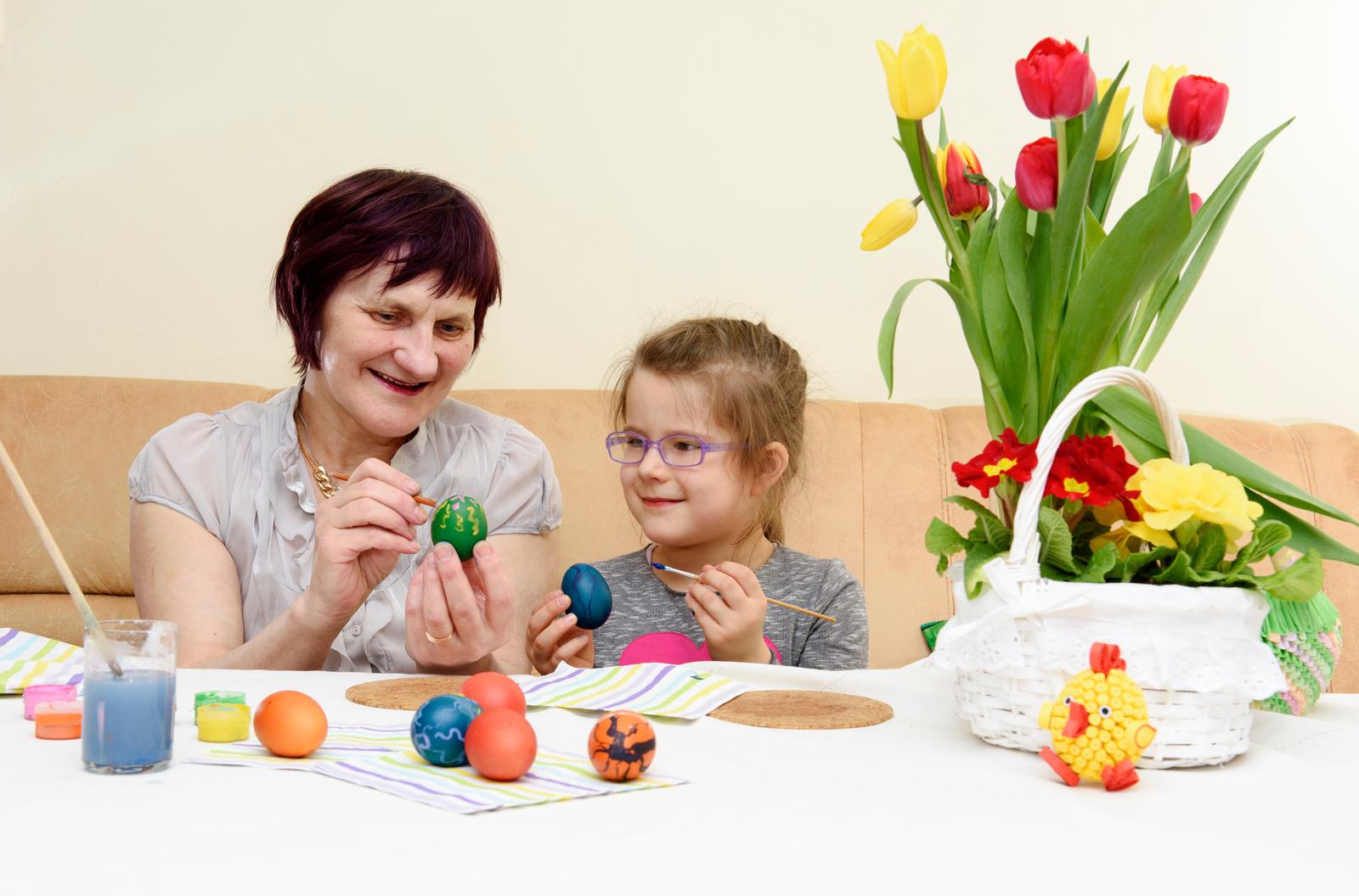 wychowanie-2026-04-04-PORTAL Babcia z wnuczką szykują się do Wielkanocy.