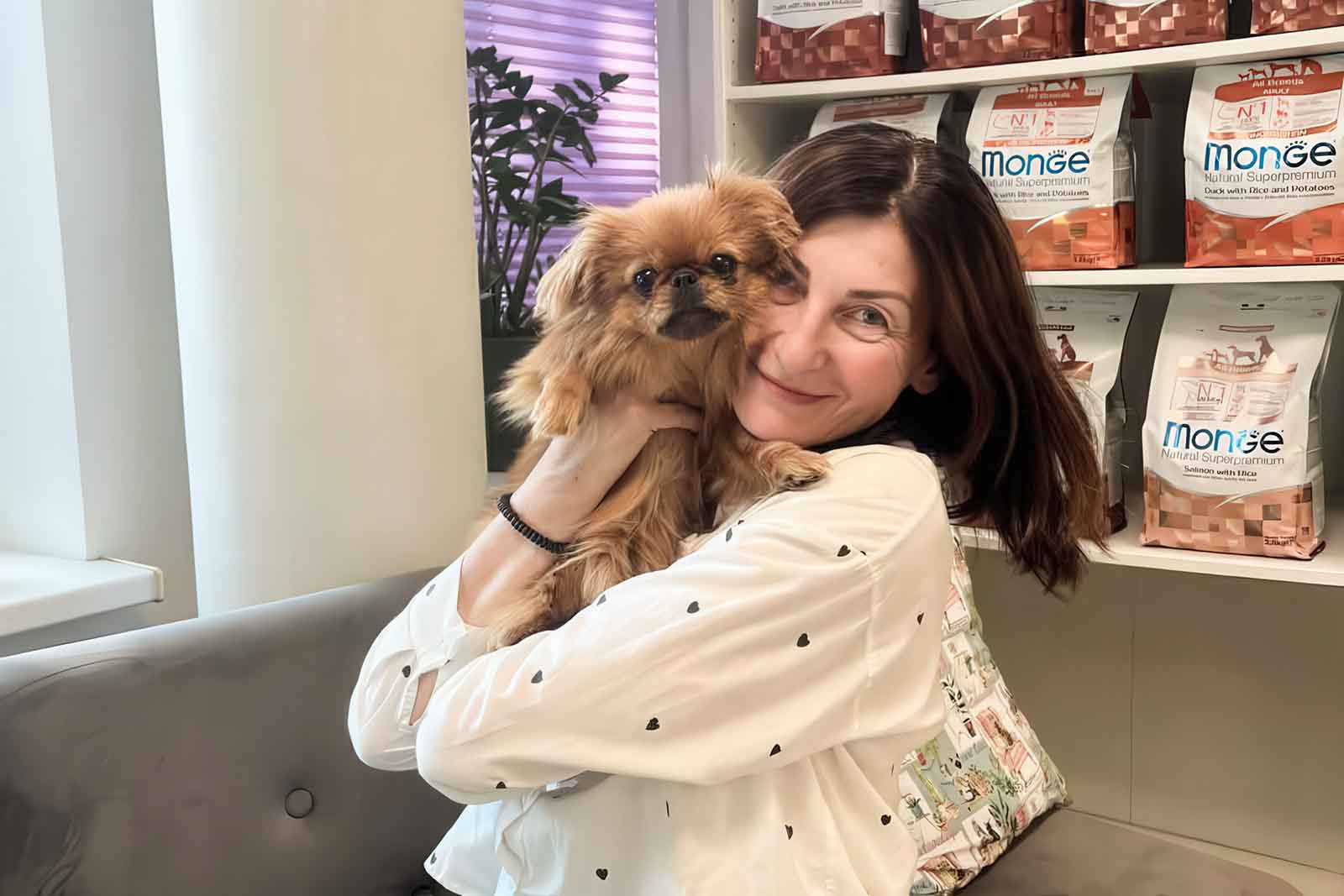 Loreta Mankauskienė z jednym z uratowanych zwierząt.