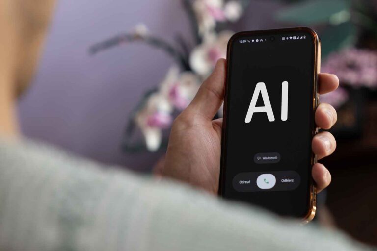 Telefon komórkowy wyświetla „AI”.