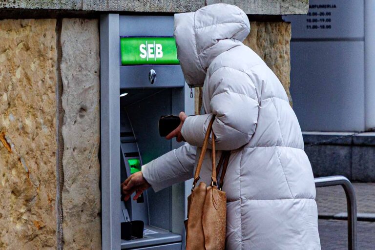 Kobieta przy bankomacie banku SEB.