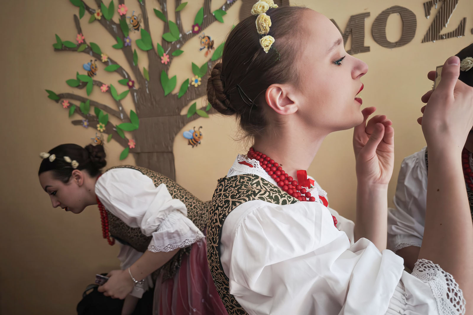 Zespolaczka maluje się.
