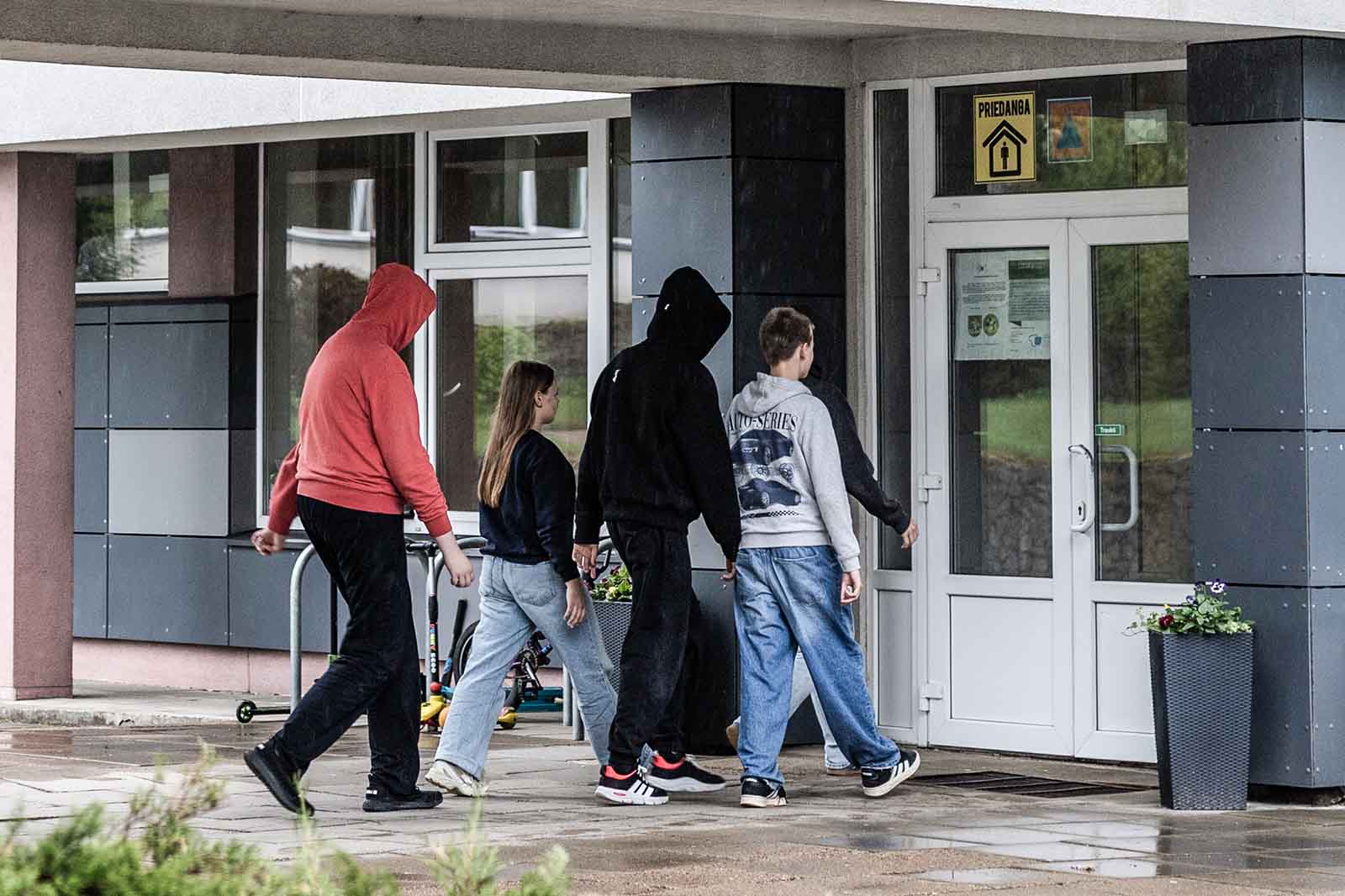 Idące uczniowie do szkoły.