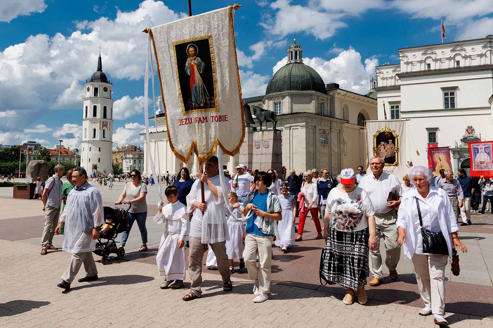 Charakterystycznym elementem obchodów Bożego Ciała są procesje eucharystyczne przechodzące ulicami miast i wsi.