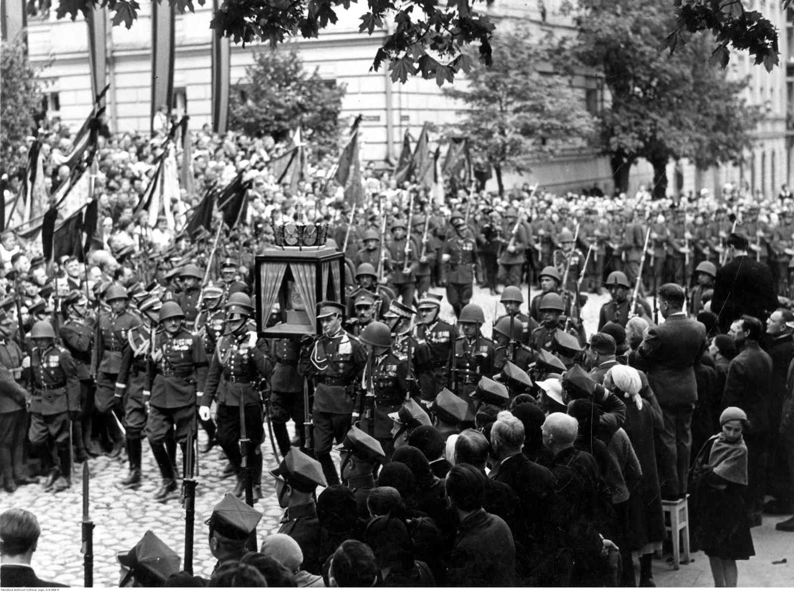 Pogrzeb serca Józefa Piłsudskiego w Wilnie, 12 maja 1936 r. Kondukt pogrzebowy na ulicach miasta.