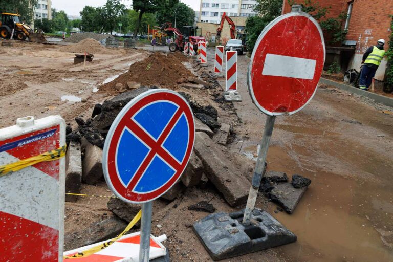 Znaki ostrzegawcze remontu dróg.