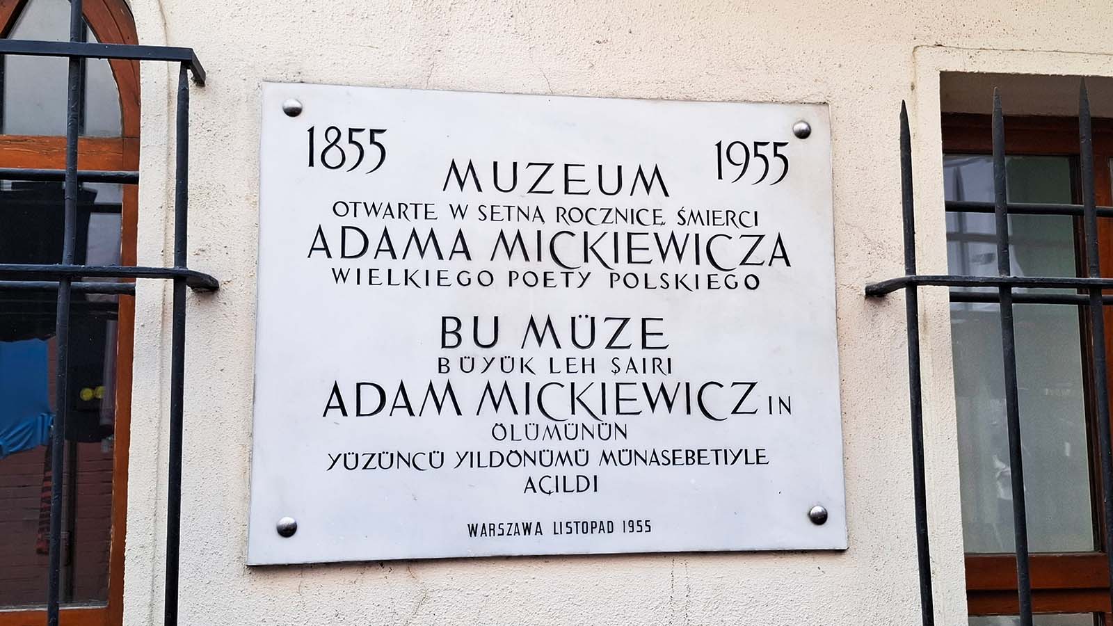Muzeum Adama Mickiewicza jest oddziałem Muzeum Sztuki Tureckiej i Islamskiej w Stambule, ale pieczę nad ekspozycją sprawuje warszawskie Muzeum Literatury.