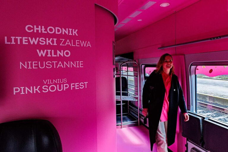 Różowy wagon zaprasza pasażerów do odkrywania litewskich smaków i tradycji.
