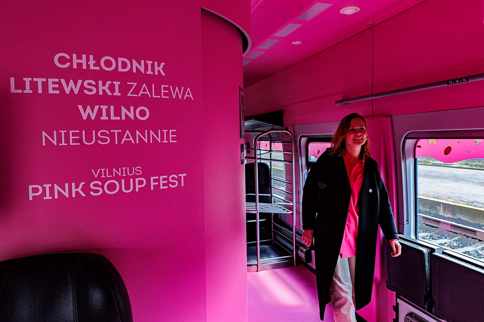 Różowy wagon zaprasza pasażerów do odkrywania litewskich smaków i tradycji.