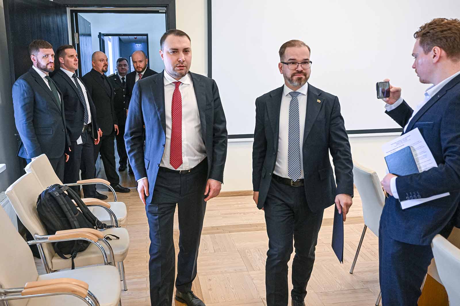 Na Litwie przebywa szef kancelarii Zełenskiego Kyrył Budanow (po lewej), który przybył rozmawiać m.in. o naruszeniu przestrzeni powietrznej państw bałtyckich przez ukraińskie drony.