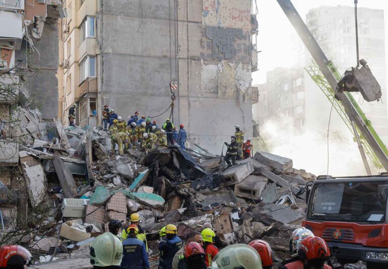 Kijów opłakuje ofiary rosyjskiego zmasowanego nalotu. Dzień 15 maja ogłoszono dniem żałoby. Ukraina przeprowadziła atak odwetowy.