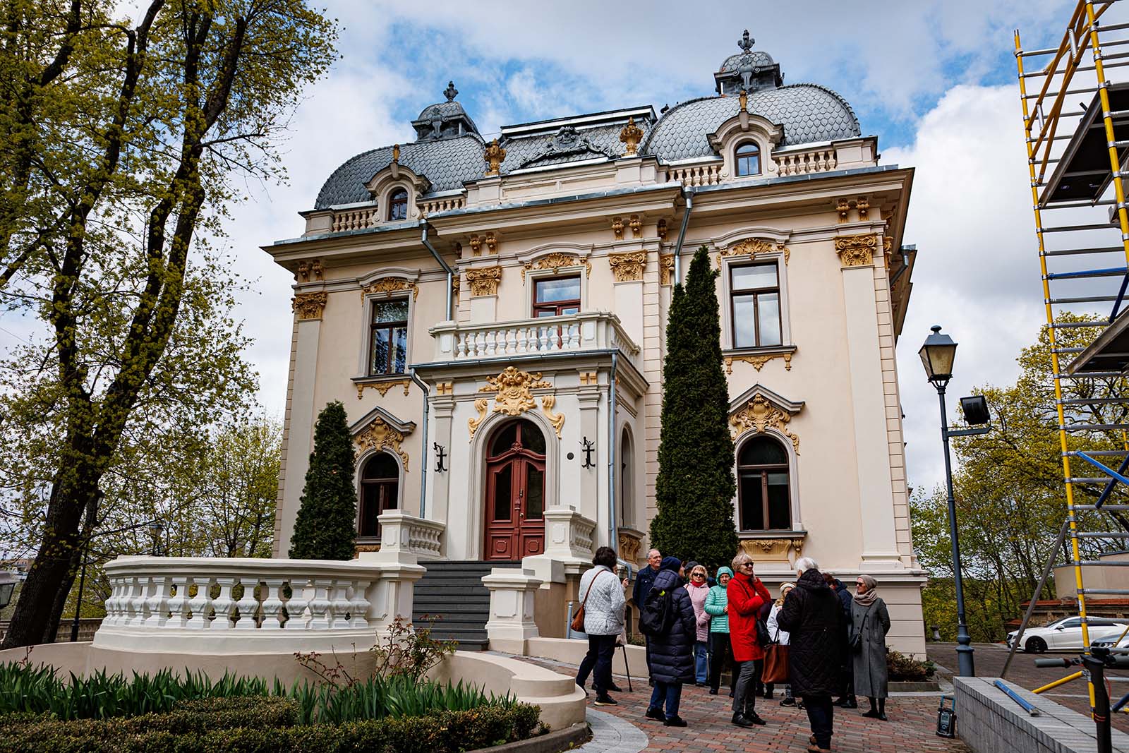 W dawnym pałacu Vileišisów mieści się obecnie Instytut Literatury Litewskiej i Folkloru.