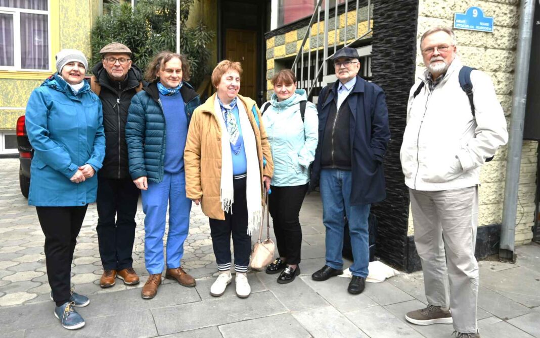 Uczestnicy kwietniowej wyprawy do Gruzji H. Krasowska (z lewej), J. Sroka, M. Pantuła, J. Pawlik D. Gałyga, J. Wróbel, A. Osiniak.