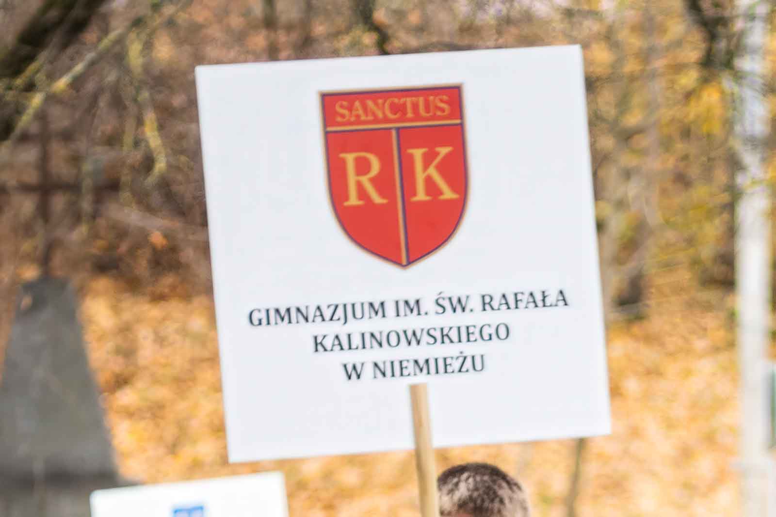 Szyld Gimnazjum im. św. Rafała Kalinowskiego w Niemieżu.