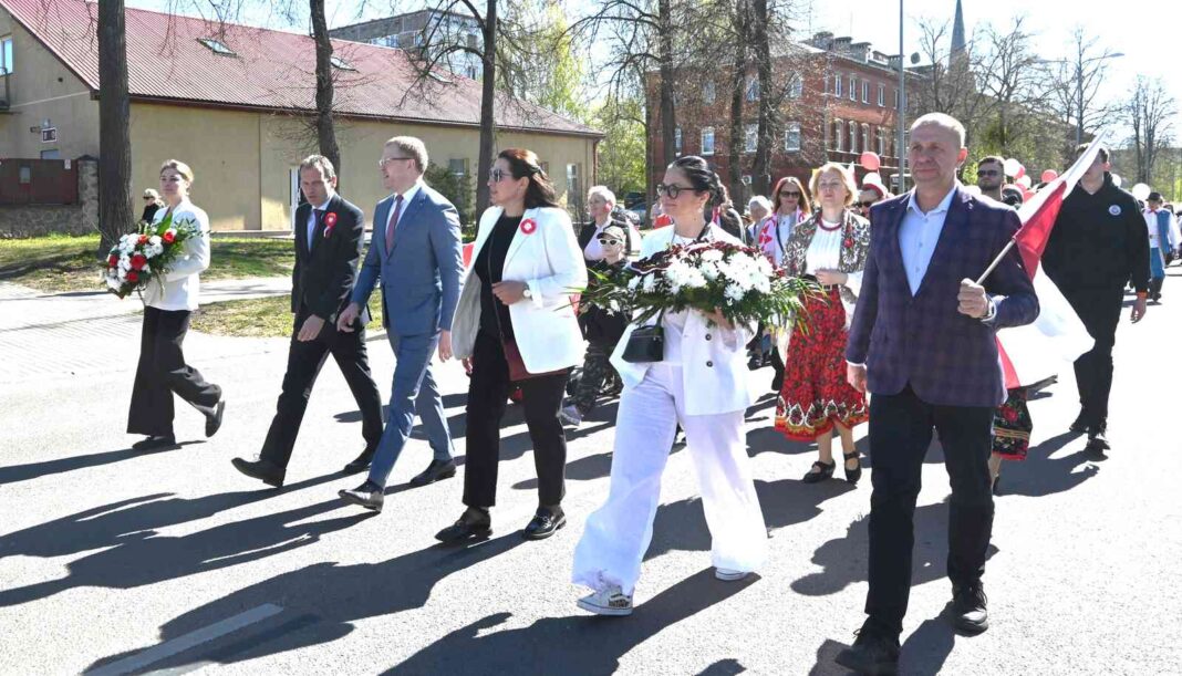 Dyneburski marsz zgromadził przedstawicieli polskich organizacji, zespołów folklorystycznych, młodzież szkolną, mieszkańców miasta oraz delegacje z Polski i Litwy.
