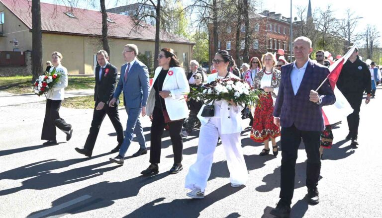 Dyneburski marsz zgromadził przedstawicieli polskich organizacji, zespołów folklorystycznych, młodzież szkolną, mieszkańców miasta oraz delegacje z Polski i Litwy.
