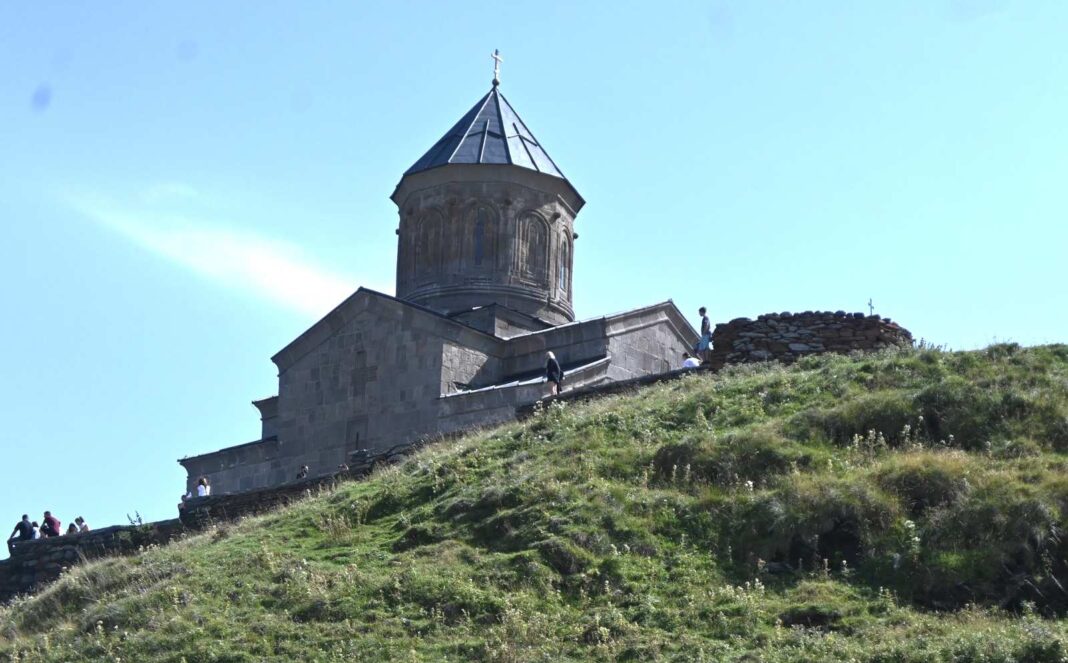 Samotna sylwetka klasztoru na tle potężnego masywu Kazbeku stała się wizualnym skrótem całej Gruzji – kraju leżącego na styku kultur i religii.