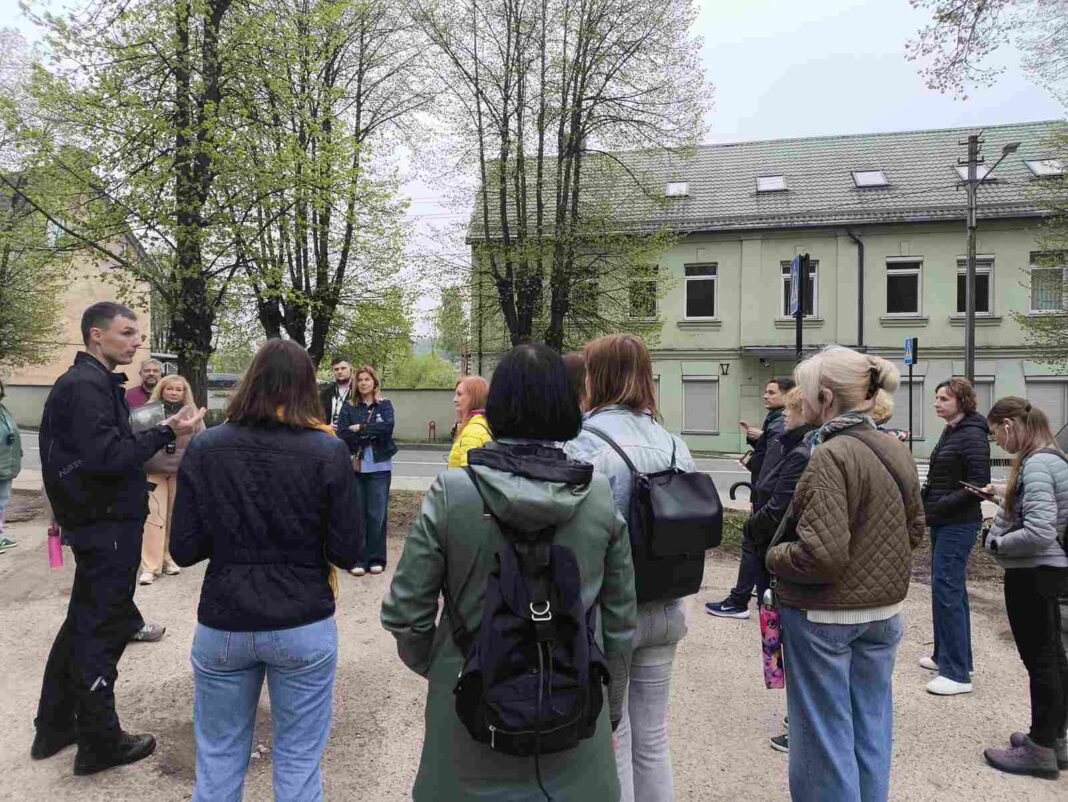 spol-Wilejka-2026-05-19-1 -PORTAL Przewodnik bawił wycieczkowiczów ciekawymi historiami, w których nie zabrakło nawet skandali.
