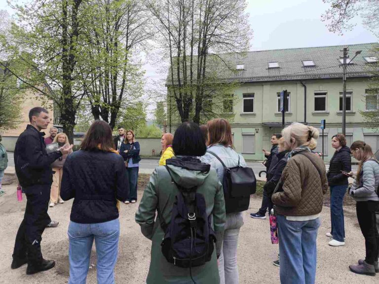 Przewodnik bawił wycieczkowiczów ciekawymi historiami, w których nie zabrakło nawet skandali.