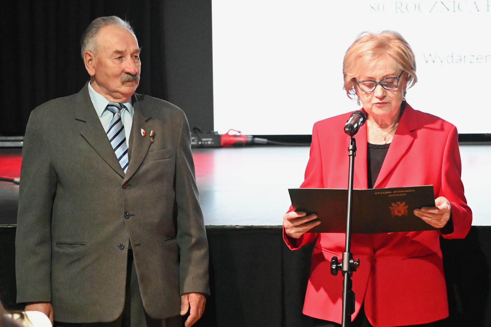 Uroczystość otworzyli prezesi Związku Sybiraków – Zofia Wojewnik oraz Tadeusz Słonina.